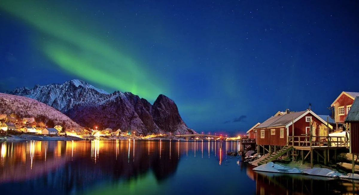 Κυνηγώντας το βόρειο σέλας στο ωραιότερο νορβηγικό χωριό (βίντεο)